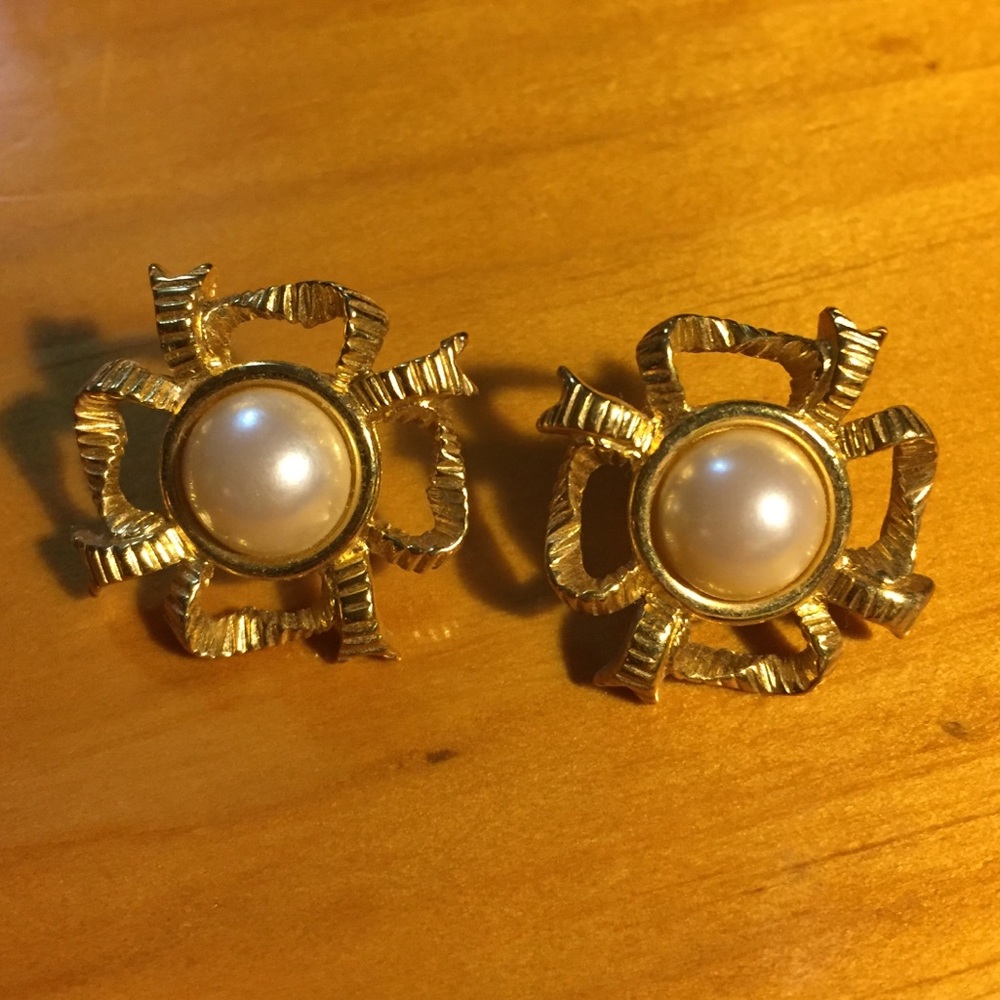 Gold ribbon and pearl stud earrings
